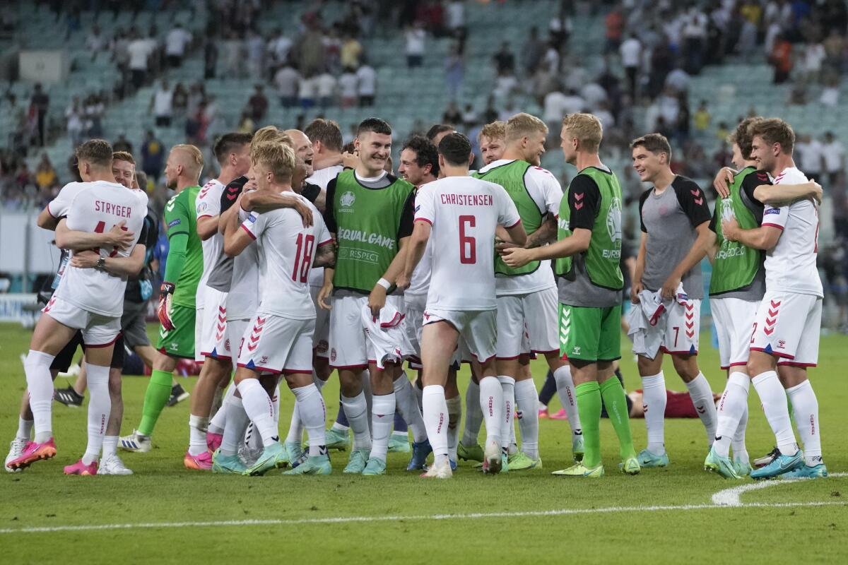 Los jugadores de Dinamarca celebran su victoria 2-1 ante la República Checa