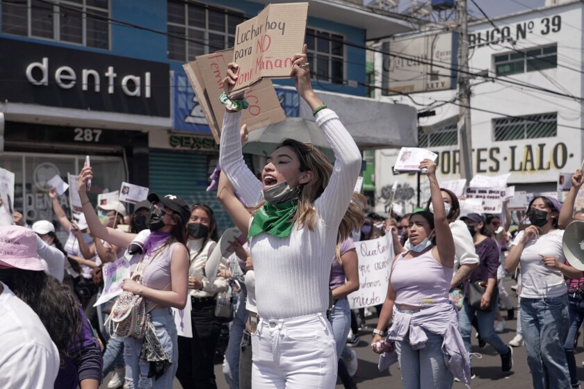 Numerosas mujeres marchan el domingo 24 de abril de 2022 