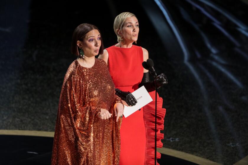 TNS AND WIRE SERVICES OUT. NO SALES. CALTIMES NEWSPAPERS AND WEBSITES ONLY. HOLLYWOOD, CA – February 9, 2020: Presenters Maya Rudolph and Kristen Wiig during the telecast of the 92nd Academy Awards on Sunday, February 9, 2020 at the Dolby Theatre at Hollywood & Highland Center in Hollywood, CA. (Robert Gauthier / Los Angeles Times)