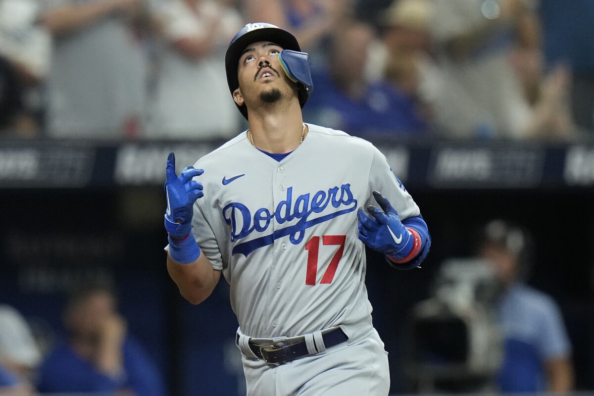 Miguel Vargas des Dodgers regarde vers le ciel après avoir frappé un coup de circuit en solo lors de la huitième manche le 27 mai 2023.