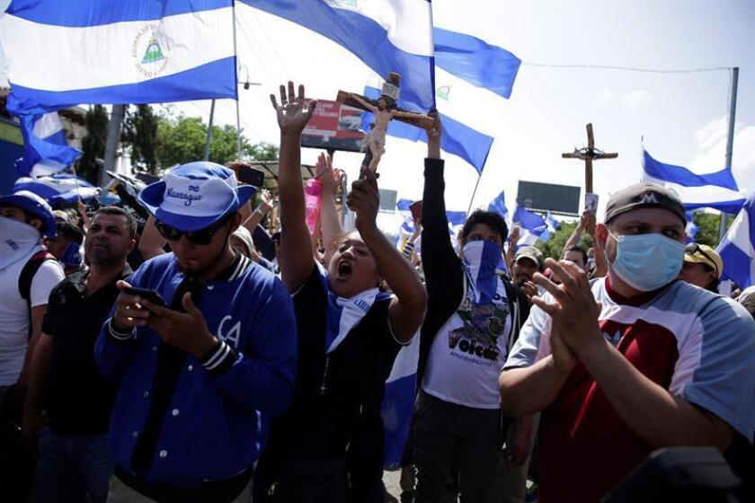 Familiares de estudiantes de la Universidad Nacional de Managua celebran hoy, sábado 14 de julio de 2018, luego de que salieran del resguardo en la parroquia Divina Misericordia, en Managua (Nicaragua). EFE