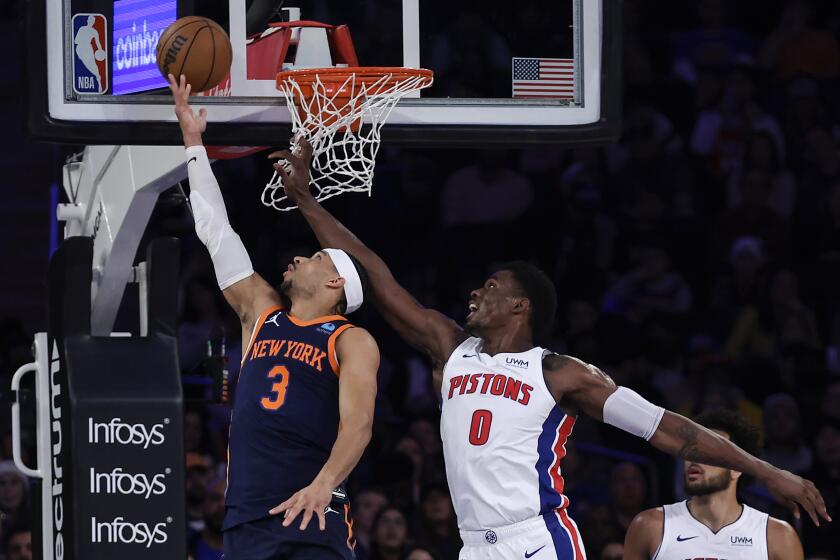 Josh Hart (3), de los Knicks de Nueva York, tira a la canasta mientras que Jalen Duren, de los Pistons de Detroit, defiende durante la primera mitad del juego de baloncesto de la NBA, el lunes 26 de febrero de 2024, en Nueva York. (AP Foto/Adam Hunger)