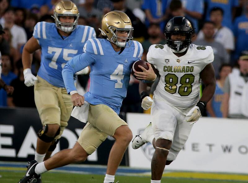 Pasadena, CA - UCLA'nın oyun kurucusu Ethan Garbers, Colorado'ya karşı ilk mağlubiyetini almak için çabalıyor.