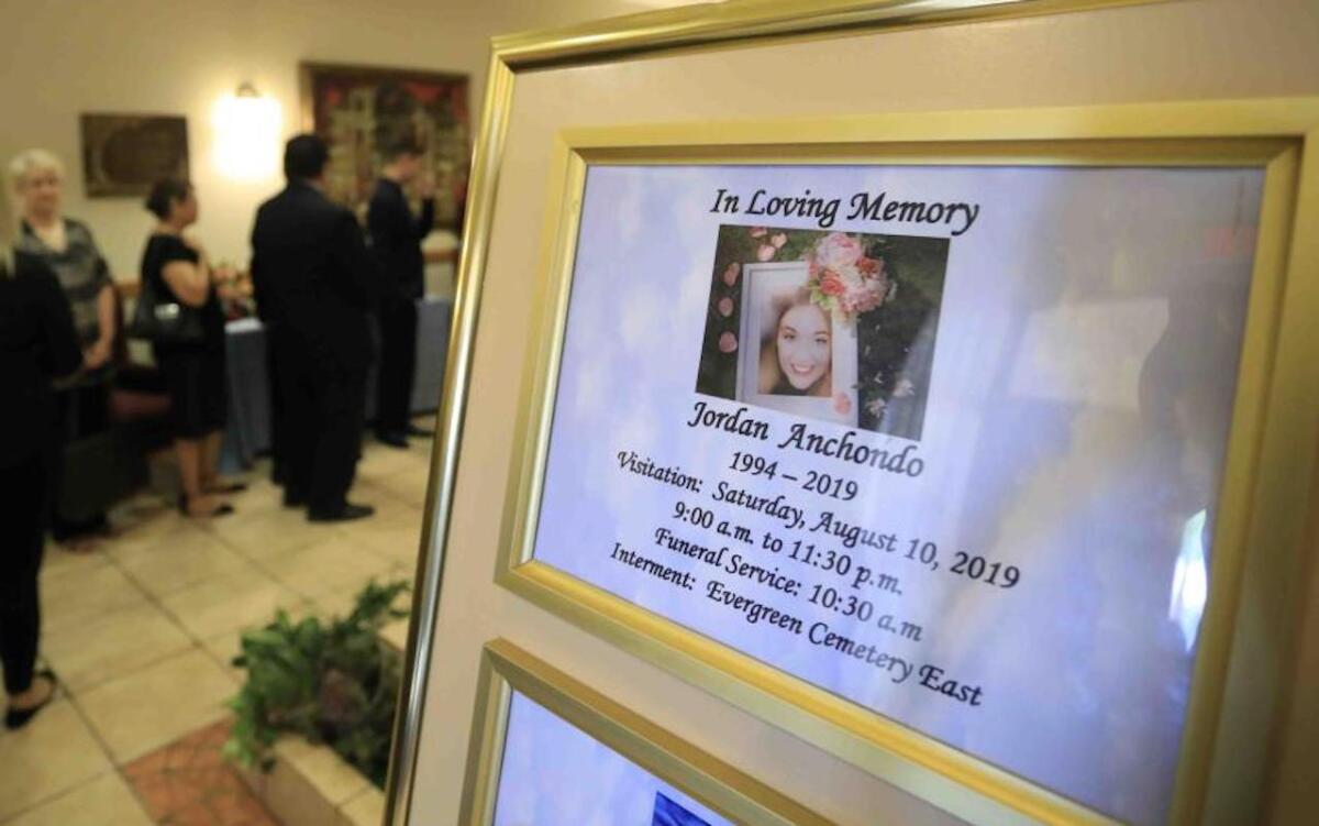 Gente asiste al oficio fúnebre de Jordan Anchondo en El Paso, Texas. Anchondo fue uno de los muertos en la masacre de El Paso en una tienda Walmart.