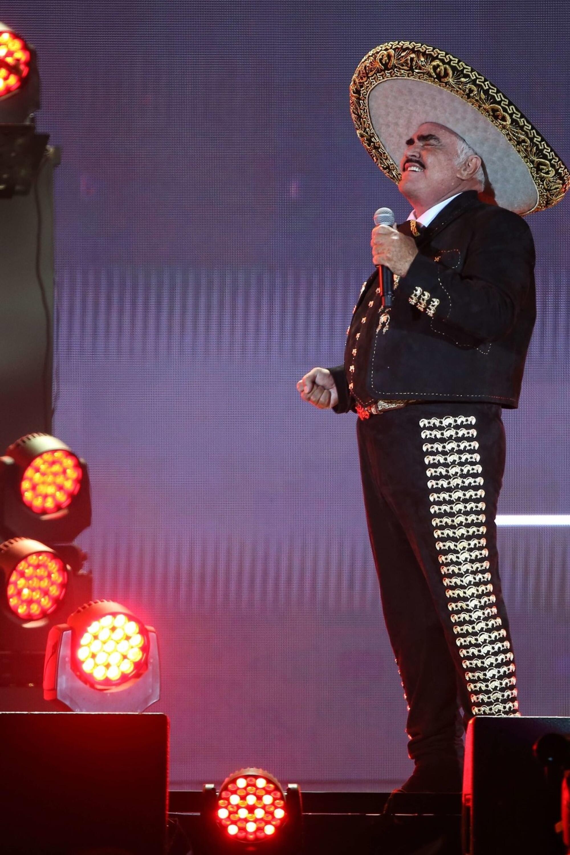 La música de Vicente Fernández sigue sonando insistentemente en las plataformas digitales tras su partida.