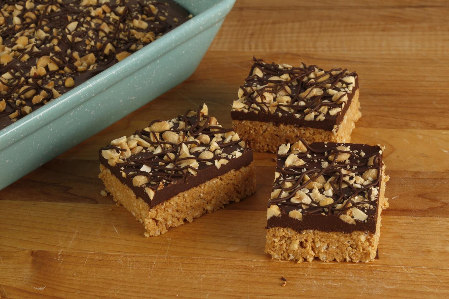 Follow these simple steps to for your own no-bake peanut butter bars: