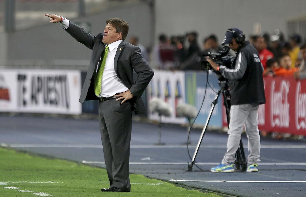El entrenador de México, Miguel Herrera, dando indicaciones durante el partido amistoso contra Perú.
