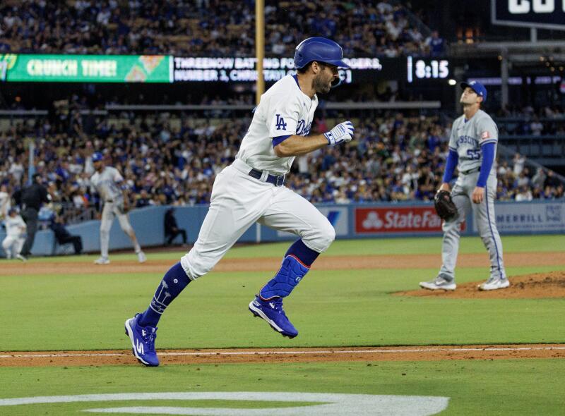 Chris Taylor, beşinci vuruşta Royals atıcısı Cole Ragans'a tek başına sayı attıktan sonra üsleri yönetiyor.