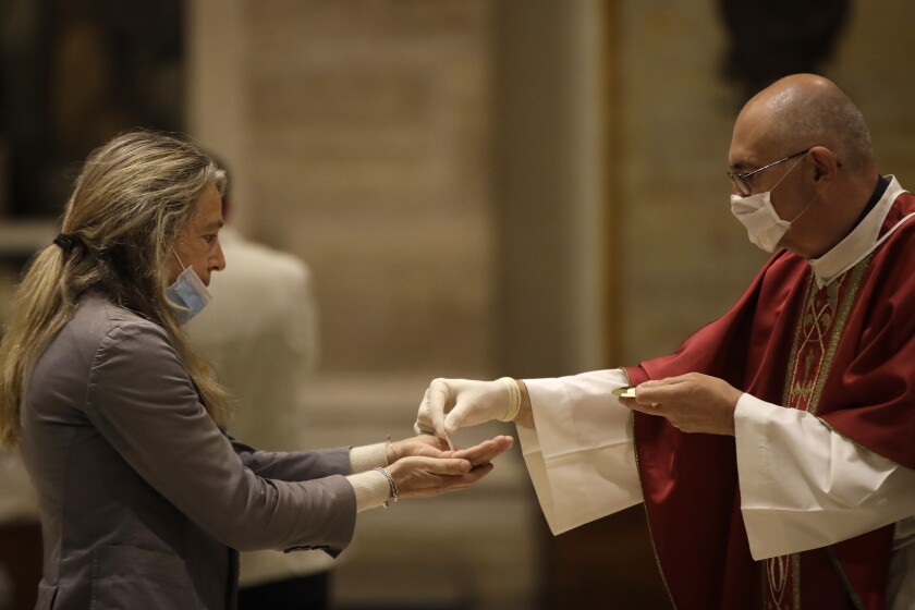 Vuelven las misas al levantarse restricciones en Italia - San ...