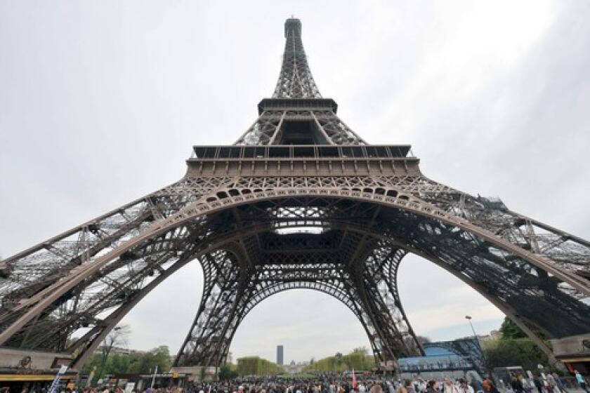 Eiffel Tower grows by 20 feet