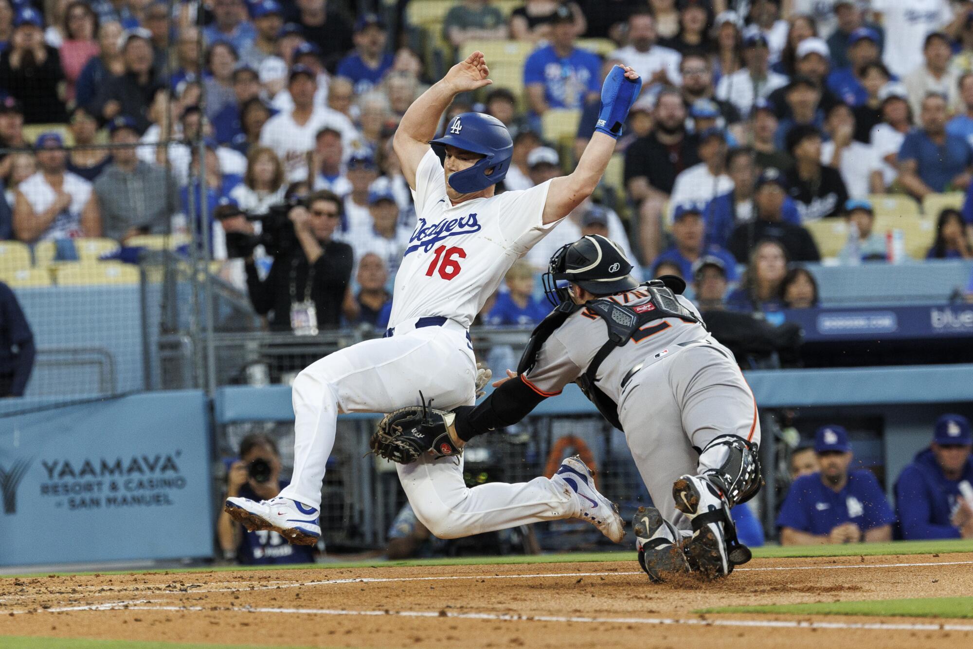 Yoshinobu Yamamoto struggles as Giants beat Dodgers to move into tie atop NL West