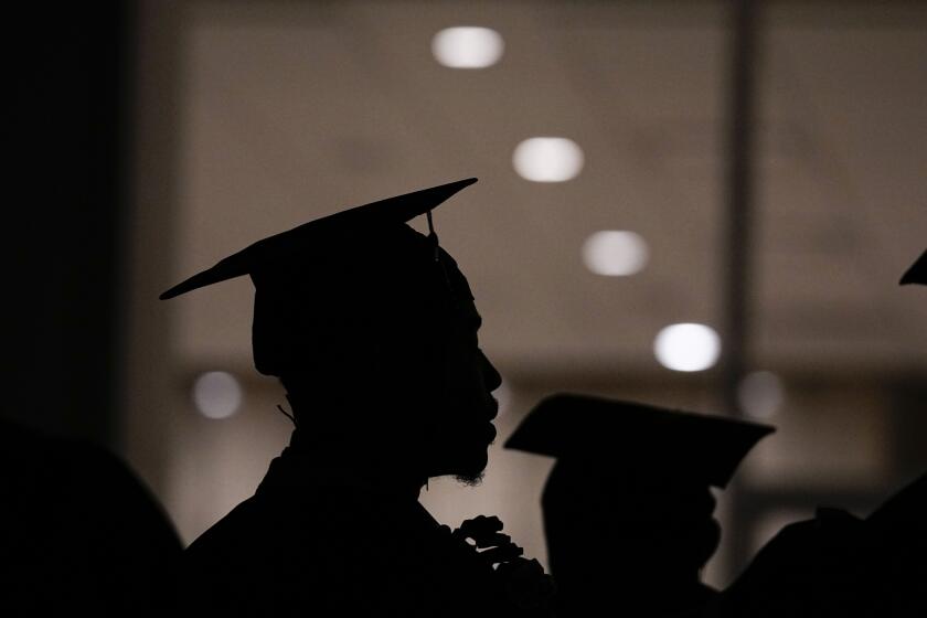 ARCHIVO - Un estudiante del Morehouse College participa en la ceremonia de graduación de la universidad, el 19 de mayo de 2024, en Atlanta. (AP Foto/Brynn Anderson, archivo)