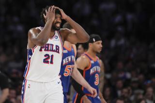 Joel Embiid (21) de los 76ers de Filadelfia reacciona durante el partido contra los Knicks de Nueva York en los playoffs de la NBA, el martes 30 de abril de 2024. (AP Foto/Frank Franklin II)