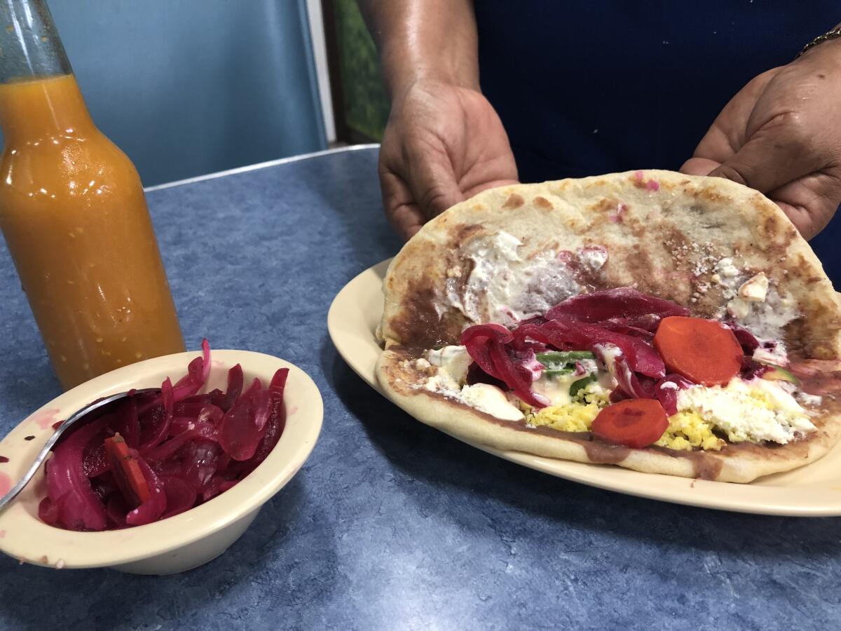 Una baleada tradicional se prepara con harina, frijoles, queso y crema