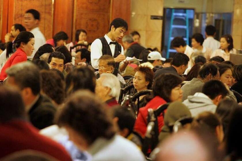 Friedman, Gary –– – 107653.re.0220.guide4.gf Customers inside the Ocean Star restaurant during lunchtime on /20/06. The restaurant is located on N. Atlantic Blvd. in Monterey Park –– for Neighborly Advice