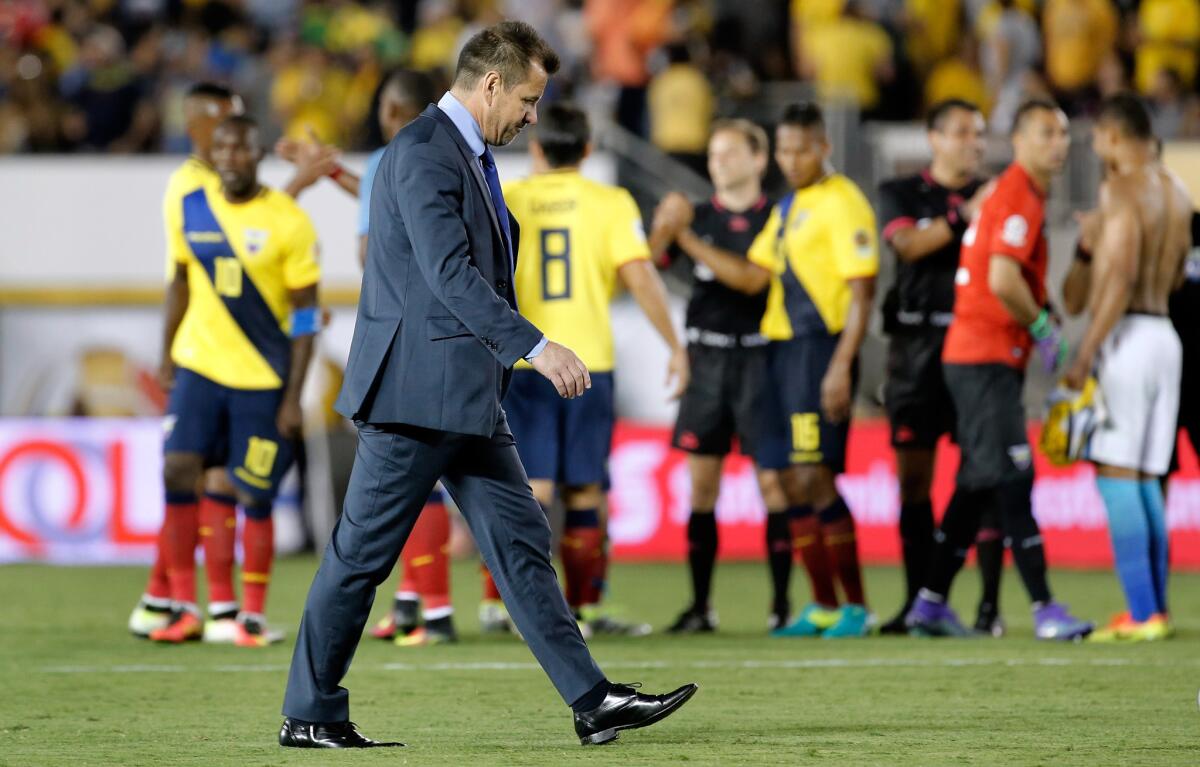 El director técnico de Brasil, Dunga, sale del campo de juego hoy, sábado 4 de junio de 2016, al final de un partido por el grupo B de la Copa América, en Pasadena, Los Ángeles, California (EE.UU.).