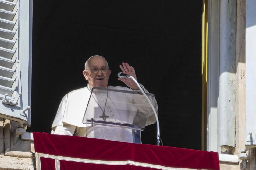 El papa Francisco en su ventana sobre la Plaza de San Pedro en el Vaticano, el 25 de febrero de 2024.. (Foto AP /Gregorio Borgia)