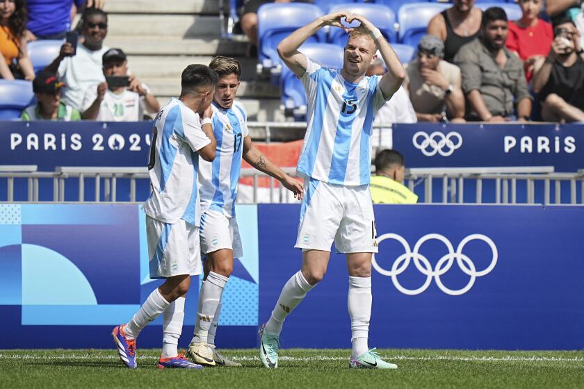 El delantero de Argentina, Luciano Gondou, a la derecha, celebra tras convertir su gol ante Irak en el partido por el Grupo B de los Juegos Olímpicos en el estadio de Lyon, Francia, el sábado 27 de julio de 2024. (AP Foto/Laurent Cipriani)
