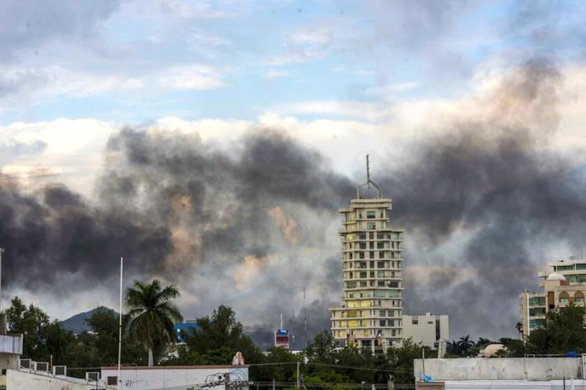 Humo en el cielo de Culiacán, México, por autos incendiados por grupos criminales en su enfrentamiento con el ejército mexicano.