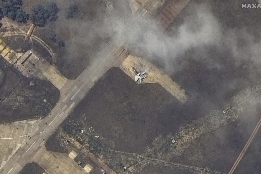 En esta imagen distribuida por Maxar Technologies se muestra una aeronave dañada, probablemente un avión de combate MiG 31, en la base aérea de Belbek, cerca de Sevastopol, en Crimea, el 16 de mayo de 2024. (Satellite image ©2024 Maxar Technologies vía AP)
