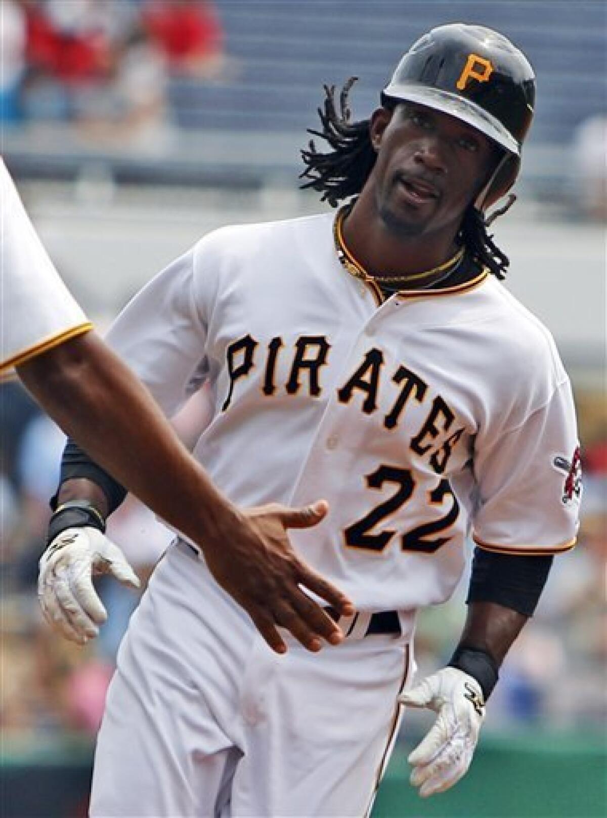 Johnny Cueto pitches the Cincinnati Reds past the Pittsburgh Pirates 