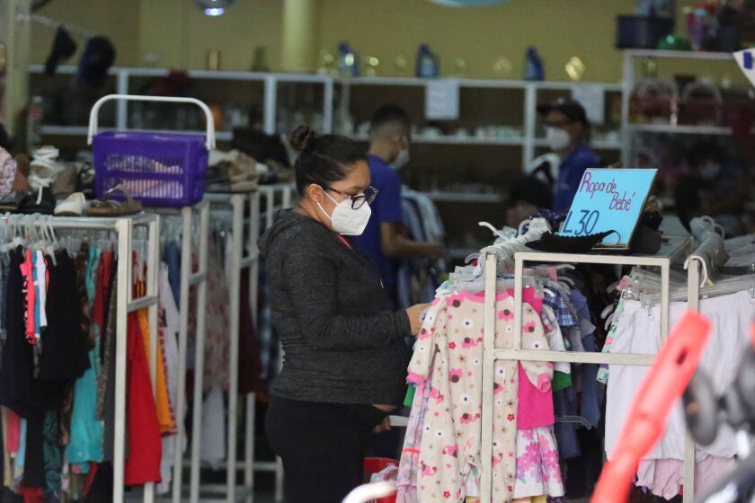 Comprar ropa usada puede reducir el impacto de la contaminación de la industria textil