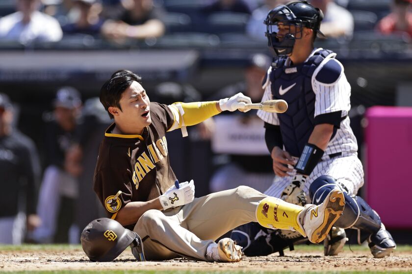 Ha-Seong Kim, de los Padres de San Diego, reacciona después de un lanzamiento de los Yanquis de Nueva York, durante la cuarta entrada del juego de béisbol, el domingo 28 de mayo de 2023, en Nueva York. (AP Foto/Adam Hunger)