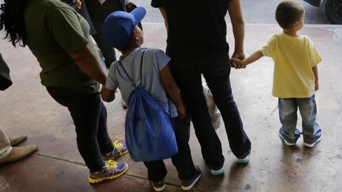 Un niño tomado de las manos con su madre en una estación de autobuses en San Antonio, después de que fueron liberados de un centro de detención familiar en Texas en julio. El grupo del Salvador estuvo retenido en un centro de detención familiar después de que fueron sorprendidos entrando ilegalmente al país.