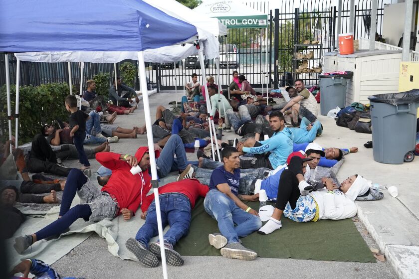 Archivo - Migrantes recién llegados esperan en un garaje de la Oficina de Aduanas y Protección Fronteriza de Estados Unidos en Marathon, Florida, el 4 de enero de 2023. (AP Foto/Wilfredo Lee, Archivo)