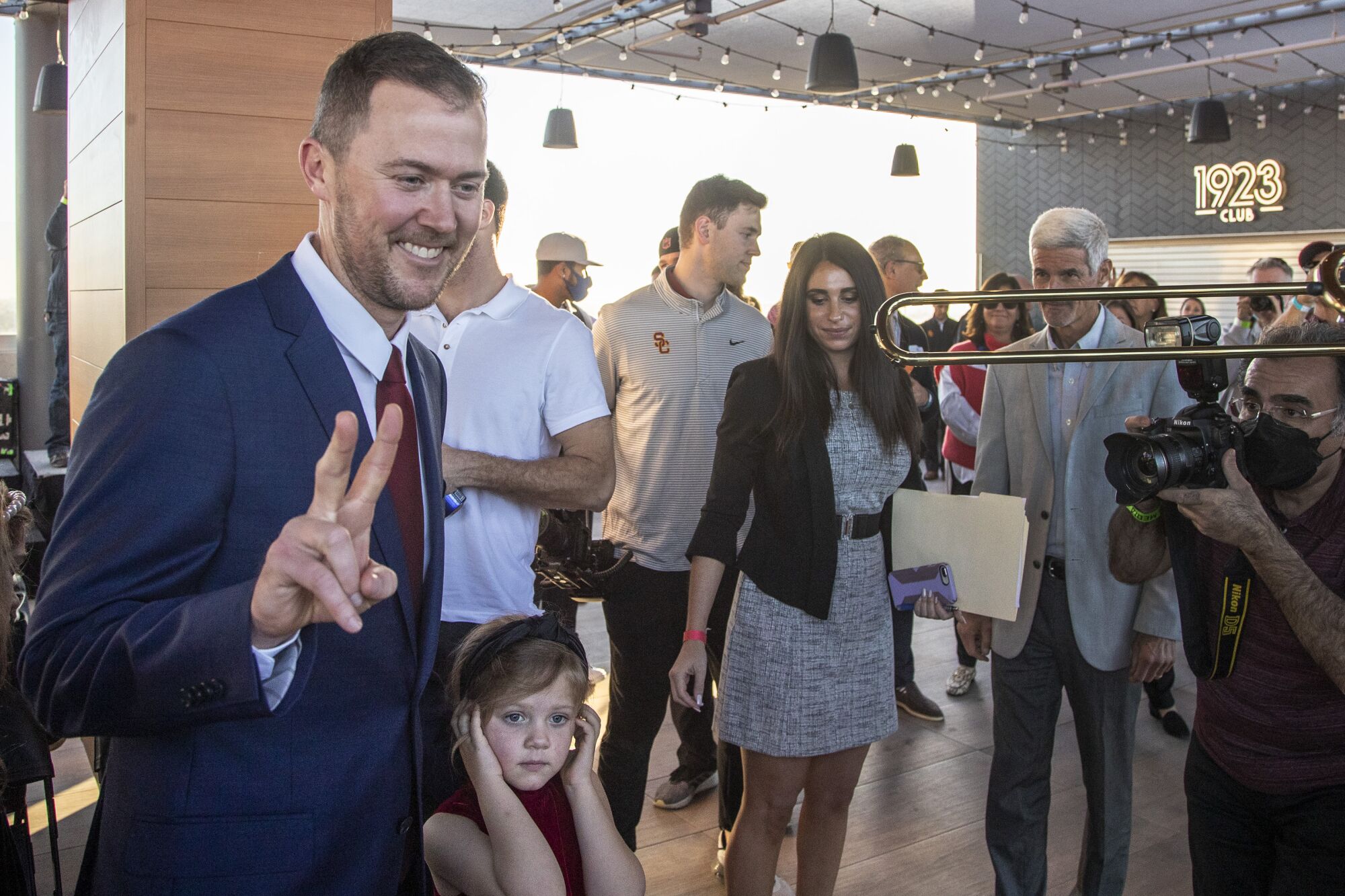  Lincoln Riley flashes Trojan sign  