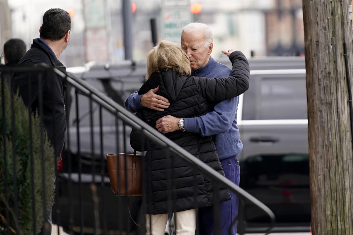 El presidente estadounidense Joe Biden, derecha, abraza a su hermana Valerie Biden Owens