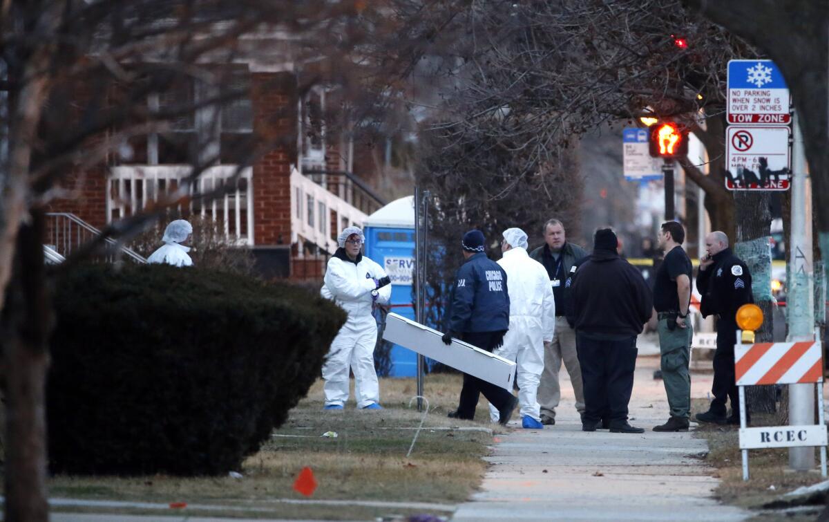 Investigadores de la policía de Chicago realizan labores afuera de una casa en cuyo interior fueron hallados los cadáveres de seis personas el jueves 4 de febrero de 2016, en Chicago. Las autoridades informaron que se trata de cuatro hombres, una mujer y un menor. (AP Photo/Charles Rex Arbogast)