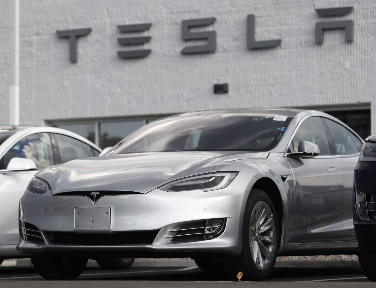 Tesla Autopilot Faces U.S. Inquiry After Series of Crashes - The New York  Times
