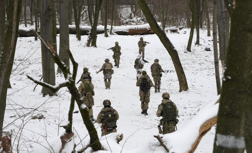 Miembros de las unidades militares de voluntarios de Ucrania entrenan en un parque urbano de Kiev, Ucrania, el sábado 22 de enero de 2022. (AP Foto/Efrem Lukatsky)
