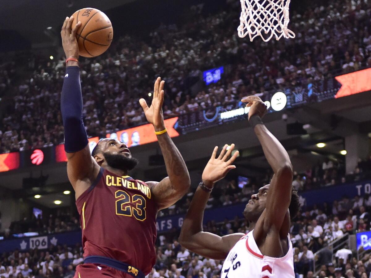 LeBron James, de los Cavaliers de Cleveland, dispara frente a Pascal Siakam, de los Raptors de Toronto, durante el segundo partido de las semifinales de la Conferencia del Este, el jueves 3 de mayo de 2018 (Frank Gunn/The Canadian Press via AP)