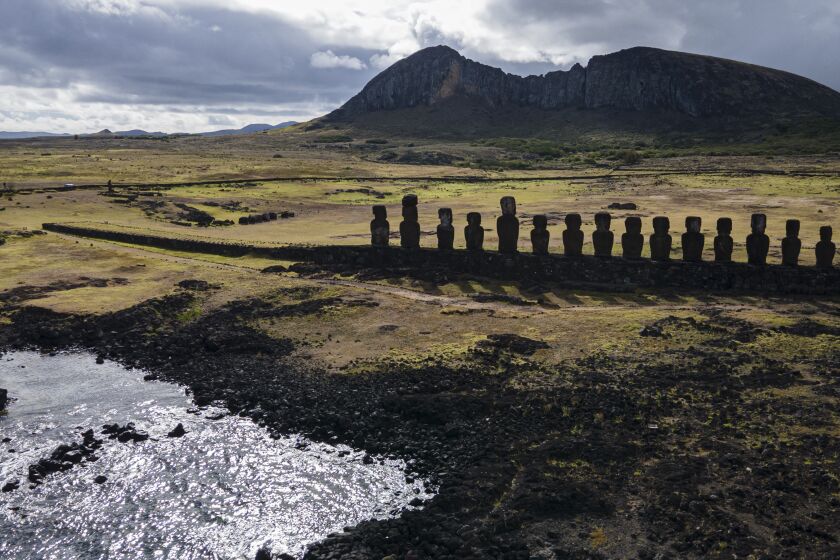ARCHIVO - Estatuas moai en Ahu Tongariki cerca del volcán Rano Raraku, arriba, en Rapa Nui o Isla de Pascua, Chile, el 27 de noviembre de 2022. Según dijo el 1 de marzo de 2023 Salvador Atan Hito, vicepresidente de la comunidad indígena Ma'u Henua -que administra el tesoro arqueológico de Rapa Nui-, un pequeño moai fue descubierto recientemente en medio de una laguna seca. (AP Foto/Esteban Félix, Archivo)