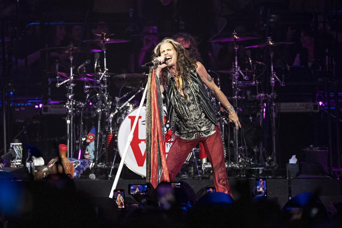 En esta imagen de archivo, Steven Tyler, de la banda Aerosmith, actúa en el inicio 