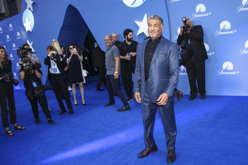 Sylvester Stallone posa a su llegada al lanzamiento del servicio de streaming Paramount + en Gran Bretaña en Londres el lunes 20 de junio de 2022. (Foto Joel C Ryan/Invision/AP)