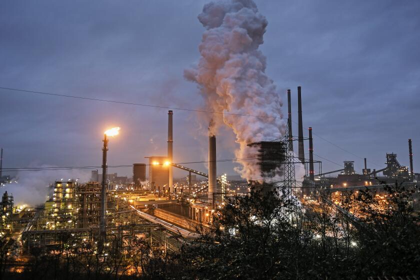 Foto de archivo del 30 de enero de 2020 de una planta de procesamiento de coque de ThyssenKrupp que trabaja las 24 horas para una siderúrgica cercana en Duisburg, Alemania. (AP Foto/Martin Meissner, Archivo)