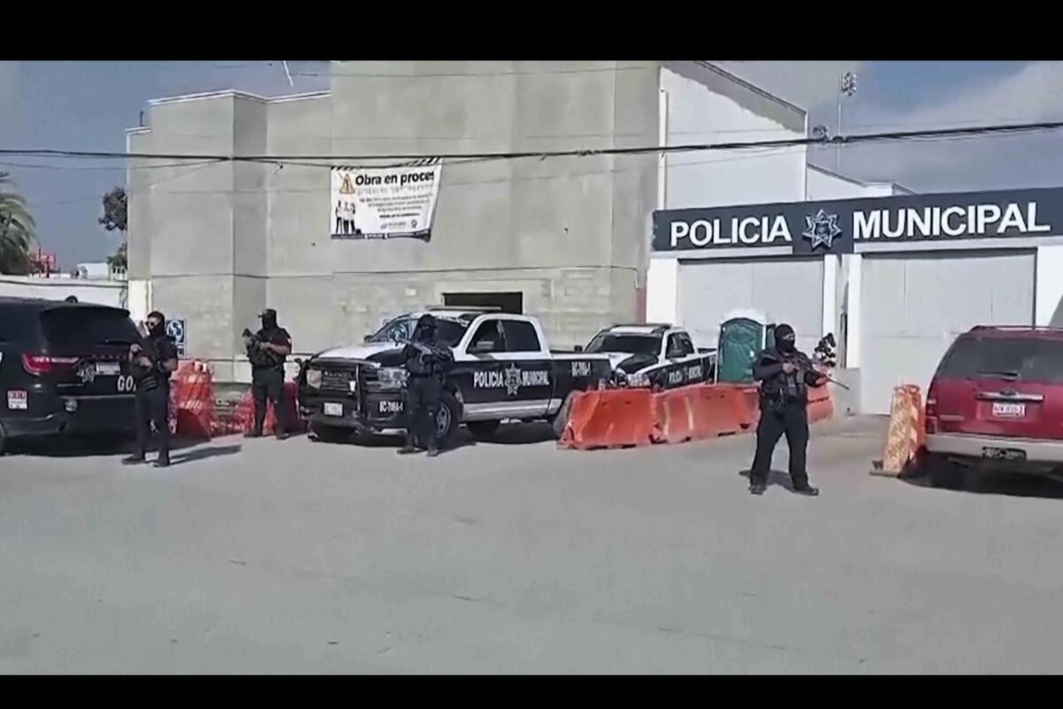 En este fotograma, agentes de policía vigilan la estación policial de Ensenada, en Baja California, México, 