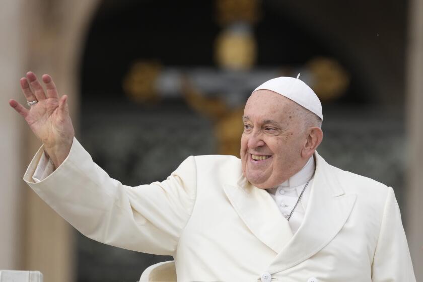 El papa Francisco sonríe mientras saluda a los fieles al final de su audiencia semanal, en la Plaza de San Pedro, en el Vaticano, el 22 de noviembre de 2023. (AP Foto/Andrew Medichini)