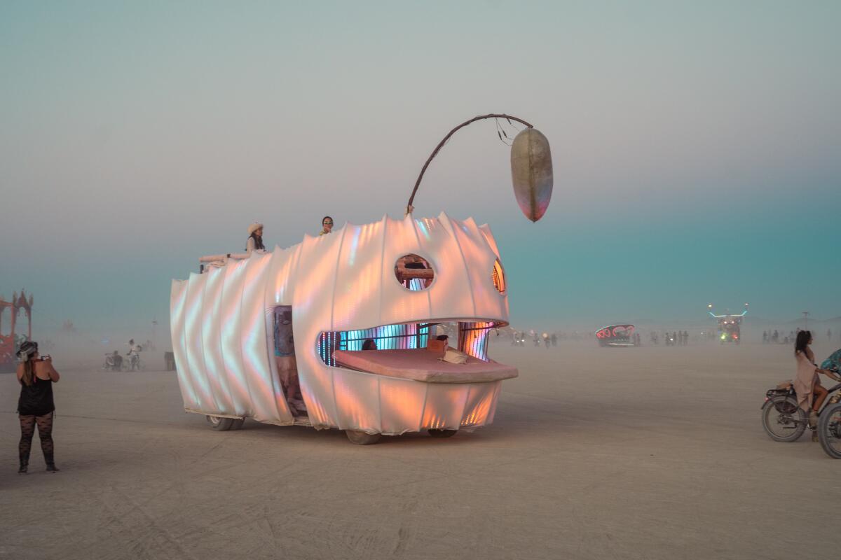 Una de las muchas estructuras móviles y de bricolaje que se pueden mover libremente en Burning Man