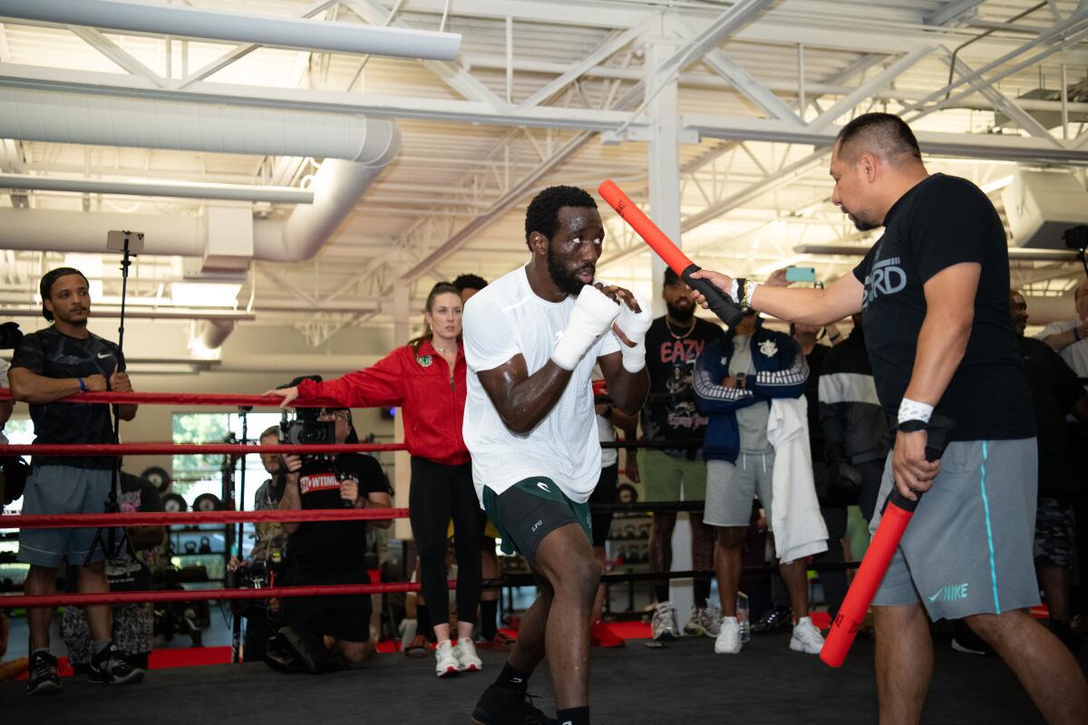 Esaú Diéguez trabajando con Crawford de cara al duelo ante Errol Spence Jr.