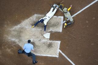 Brice Turang, de los Cerveceros de Milwaukee, se barre a salvo en el plato, superando al receptor de los Padres de San Diego, Kyle Higashioka, durante la octava entrada del juego de béisbol, el miércoles 17 de abril de 2024, en Milwaukee. (AP Foto/Morry Gash)