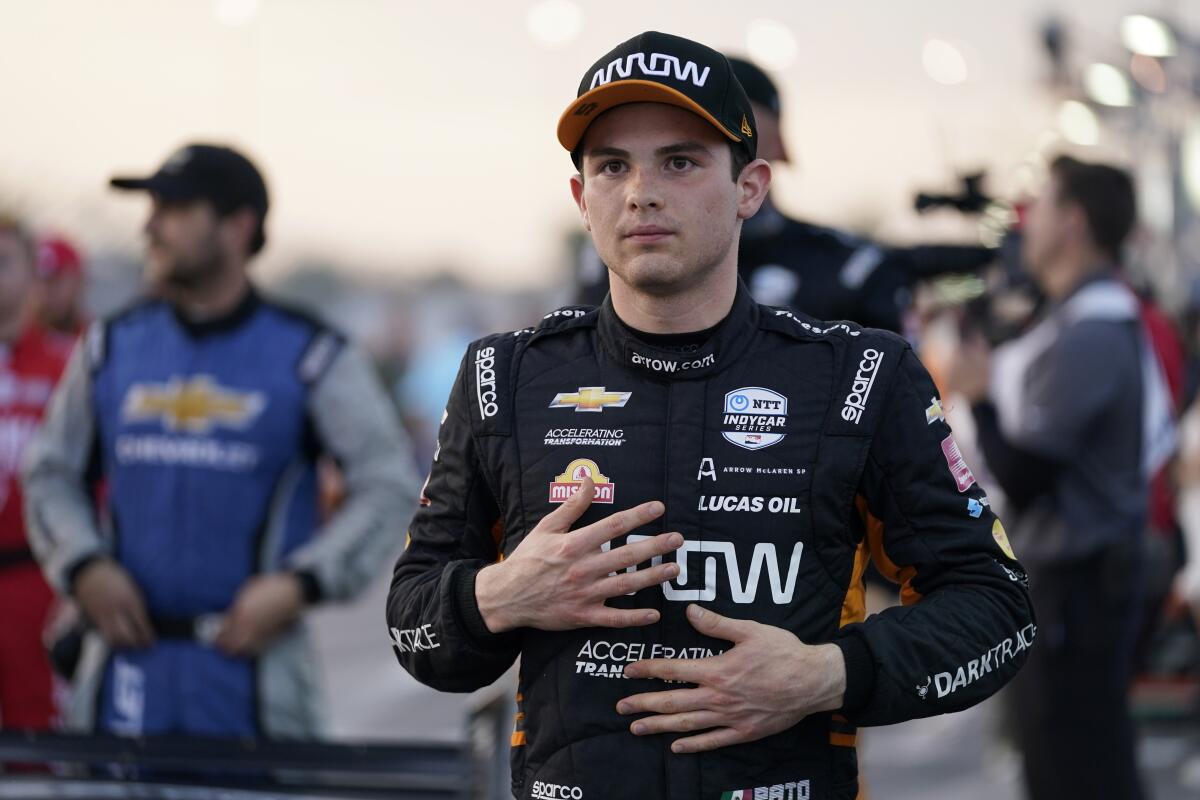 Pato O'Ward (5) antes del inicio de una carrera de autos de IndyCar en World Wide Technology Raceway el sábado 21 de agosto de 2021 en Madison, Illinois (AP Photo / Jeff Roberson)