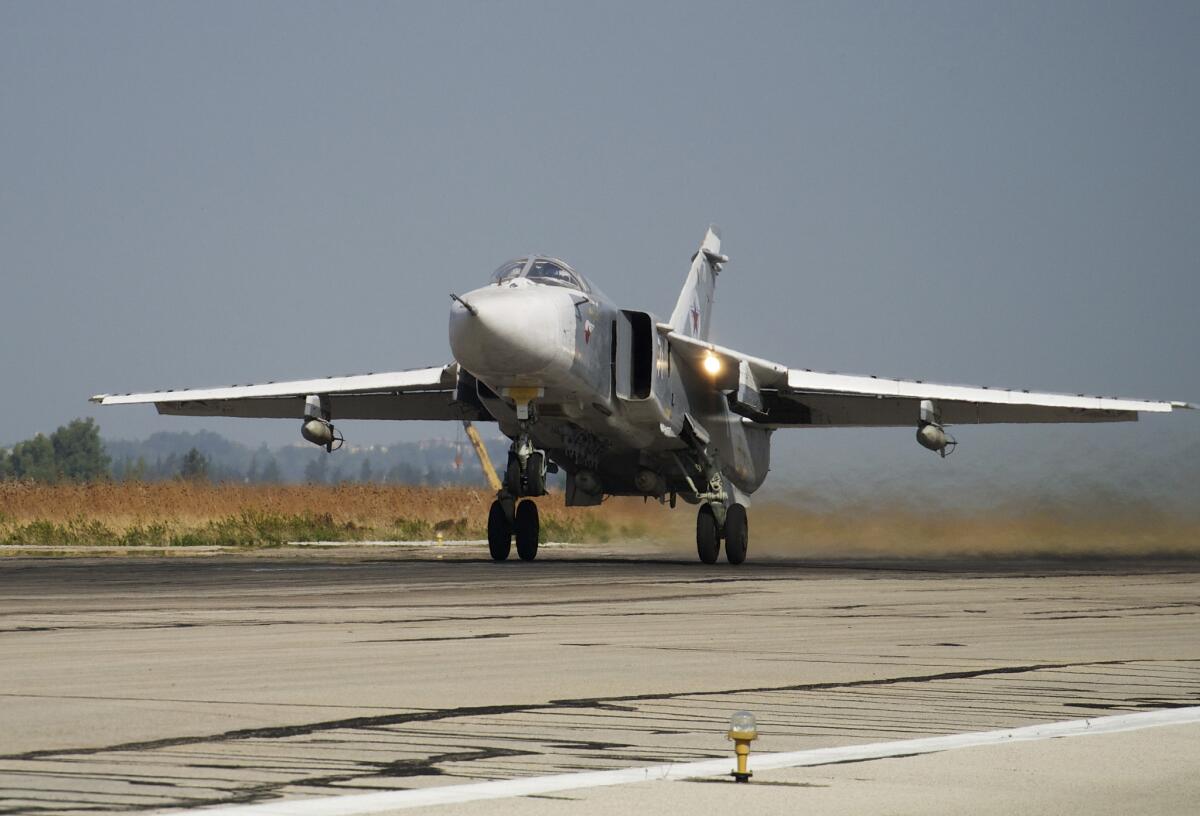 En esta imagen de archivo, tomada el 22 de octubre de 2015, un avión ruso Su-24 despega de la base de Hemeimeem en Siria. (Foto AP/Vladimir Isachenkov, archivo)