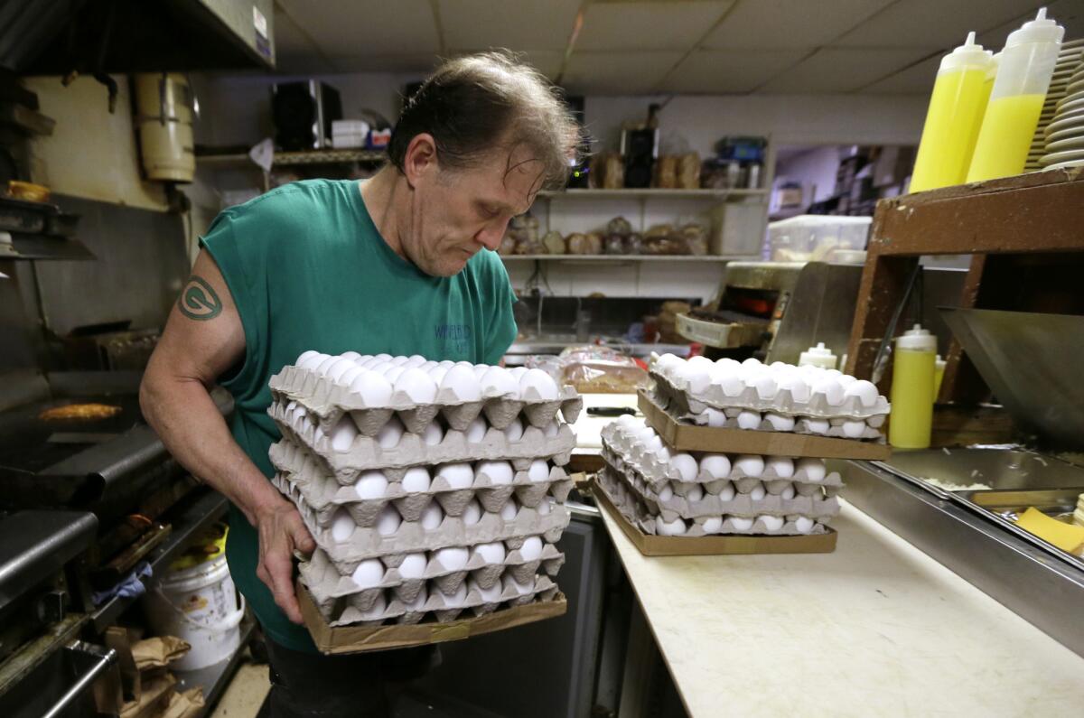 Nick Wells manipula huevos en el Café Waveland el 19 de junio del 2015 en Des Moines, Iowa. Los restaurantes se ven en figurillas para hacer frente al aumento de precios de los huevos y su escasez debido a un brote de gripe aviaria que liquidó millones de pollos en las granjas comerciales en la primavera. Algunos restaurantes han retirado algunos platos mientras otros sopesan la posibilidad de aumentar los precios hasta que el suministro de huevos vuelva a la normalidad.(AP Foto/Charlie Neibergall)