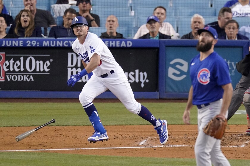 Le joueur de deuxième but des Dodgers Zach McKinstry frappe un coup de circuit en solo contre le lanceur partant des Cubs de Chicago Jake Arrieta.