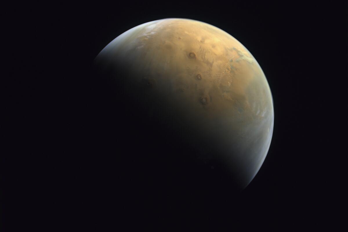 Esta imagen del 10 de febrero de 2021 de la sonda Amal de Emiratos Árabes Unidos 