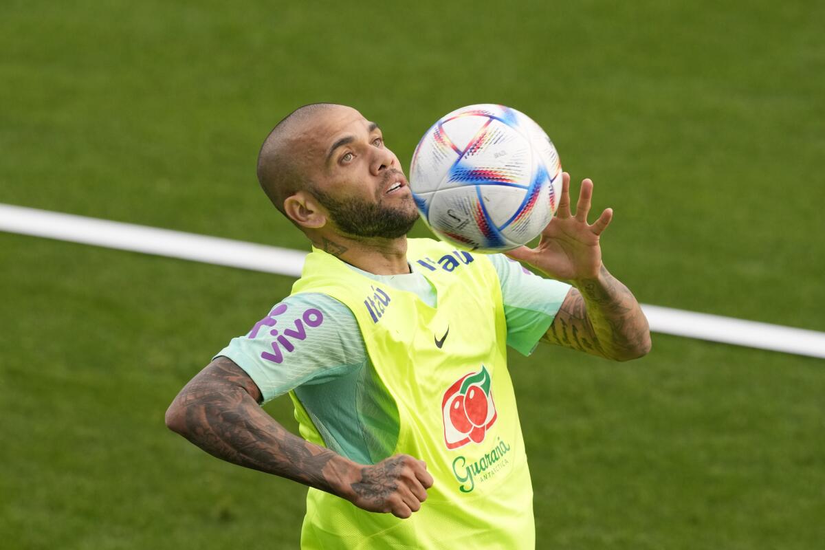 Dani Alves, de la selección de Brasil, controla el balón durante un entrenamiento en Turín, Italia